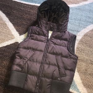 sleeveless jacket with hood